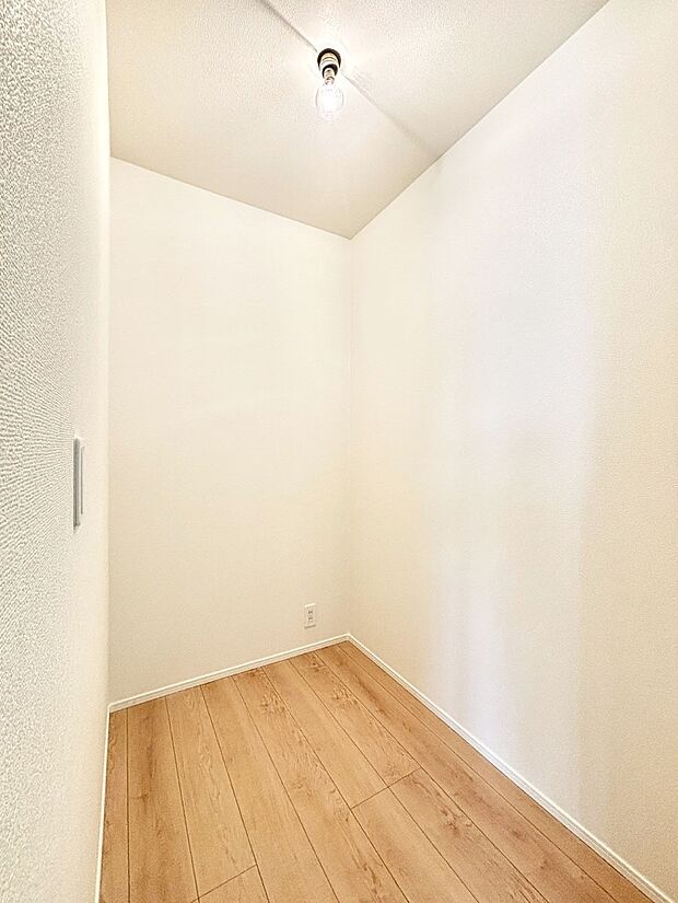 【その他設備(パントリー)】キッチンにはパントリー！食材のストックはもちろん、日用品の収納など使い方はいろいろ！