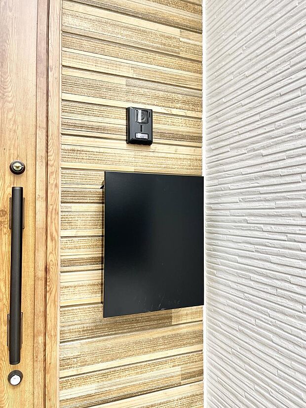 【その他現地】シンプルデザインのポスト。