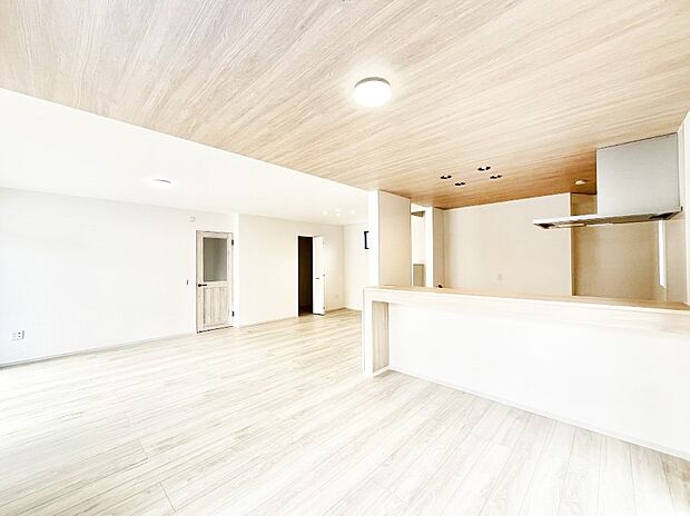 【ダイニング】家族の笑顔が自然と生まれてくる、そんな雰囲気のダイニングに仕上がっています。