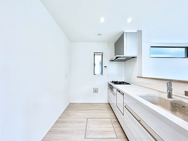 【ダイニングキッチン】爽やかな風が通り抜けるキッチン。窓があるので明るく換気にも役立ちます。