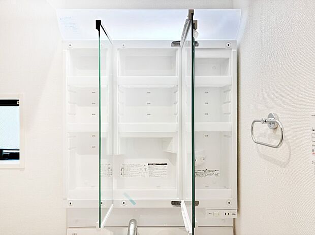 【その他設備(三面鏡裏収納)】三面鏡の裏に、化粧品や衛生用品などを収納可能。洗面台をすっきりと保ちます！