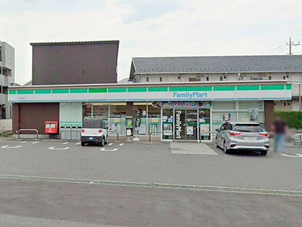 ファミリーマート草加稲荷店（約140m・徒歩2分）