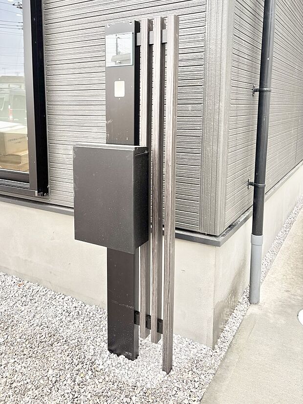 【その他現地】表札・インターホン・ポストをひとつに集約。エントランスになじむシンプルデザイン。