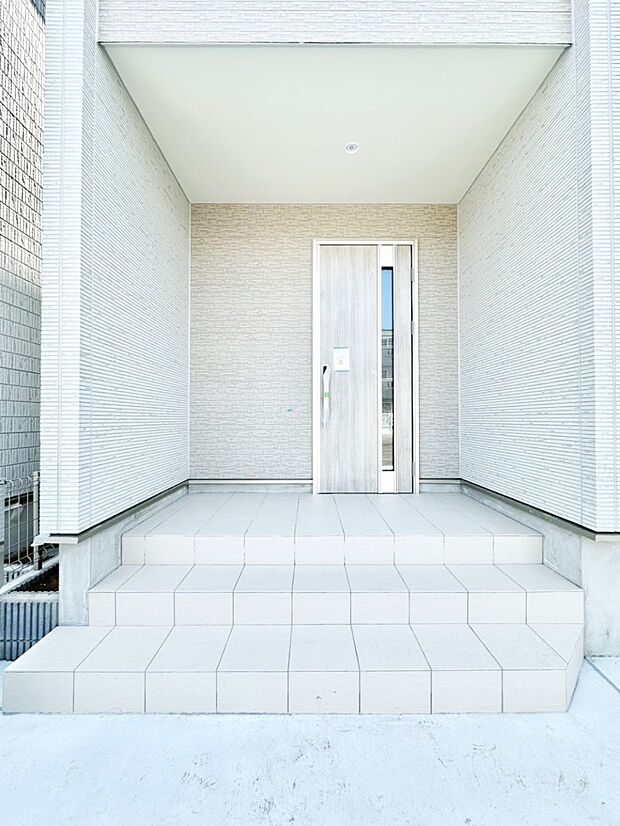 【玄関】玄関前は雨が降っても濡れにくい屋根付き