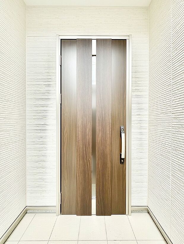 【玄関】玄関前は雨が降っても濡れにくい屋根付き