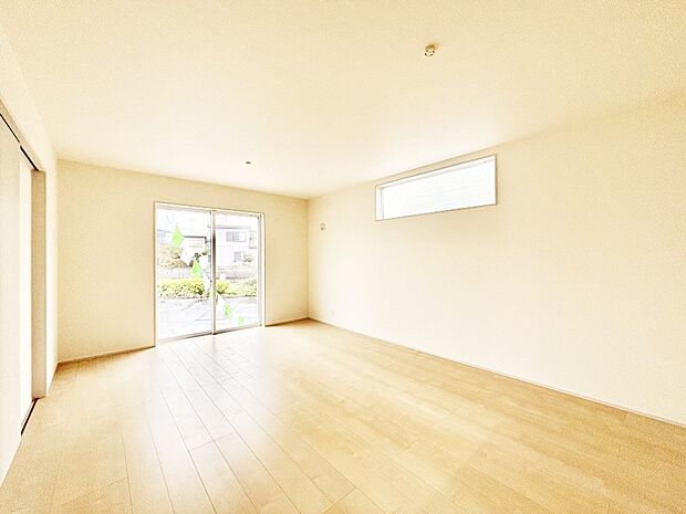 【リビングダイニング】大きな窓からたっぷりの陽光と風を感じられるリビング