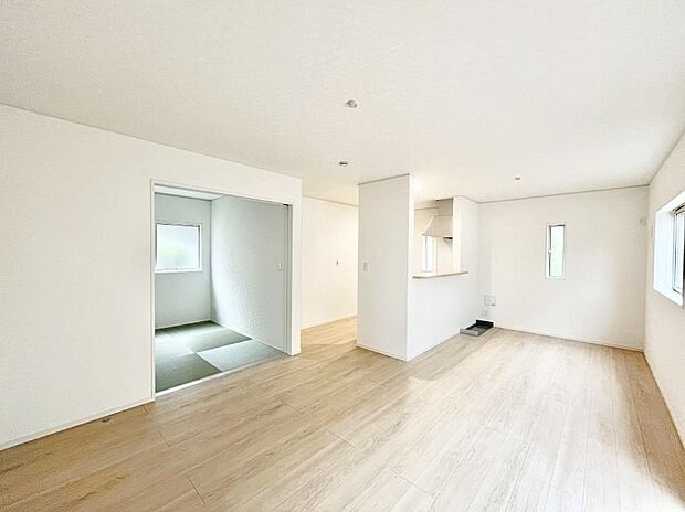 【ダイニング】シンプルなデザインなのでインテリアを考えるのも楽しみですね！