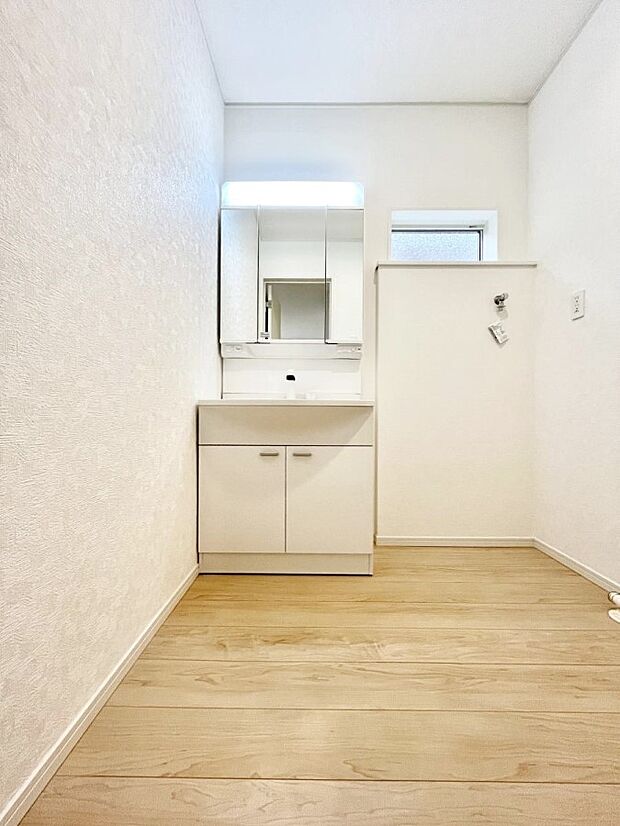 【洗面台・洗面所】三面鏡キャビネット・シャワー付き洗面化粧台で忙しい朝の身支度もスムーズに！