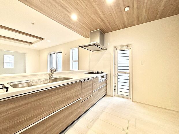 【キッチン】ゆとりあるキッチンではご家族と楽しくお料理ができます。