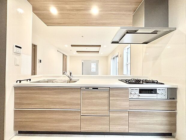 【ダイニングキッチン】料理をしながらでもご家族との会話を楽しめる対面キッチン