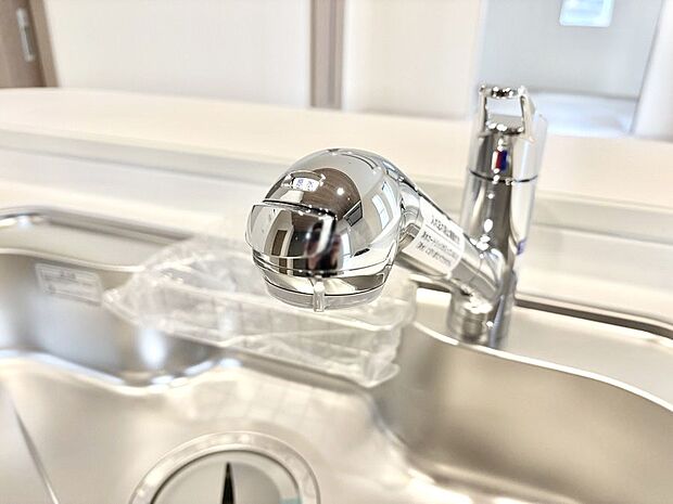 【その他設備(浄水器)】いつでも清潔なおいしいお水を。一つの水栓で水道水と浄水を使い分け。