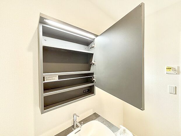 【その他設備(洗面台収納)】鏡の裏に、化粧品や衛生用品などを収納可能。洗面台をすっきりと保ちます！  