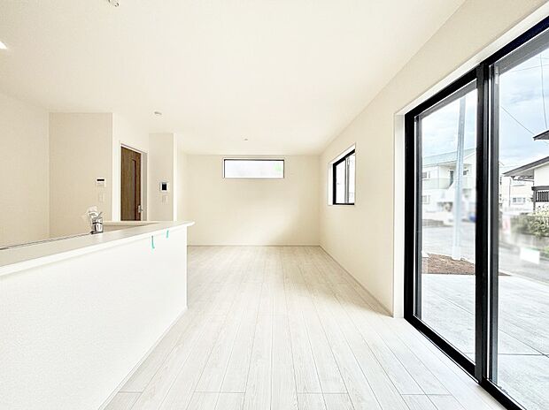 【リビングダイニング】自然光が取り込まれ、家族団らんの場所を明るく演出