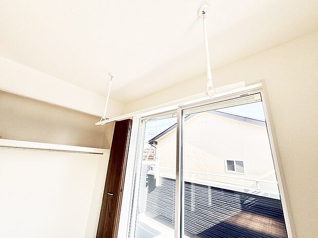 【その他設備(室内物干し)】室内物干しポール。梅雨や花粉の時期に大活躍します。