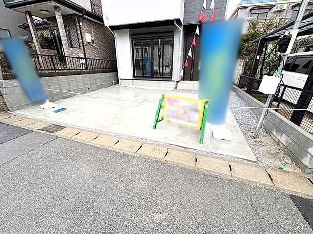 【駐車場】車の出し入れスムーズ！並列駐車2台分のカースペース付きです。