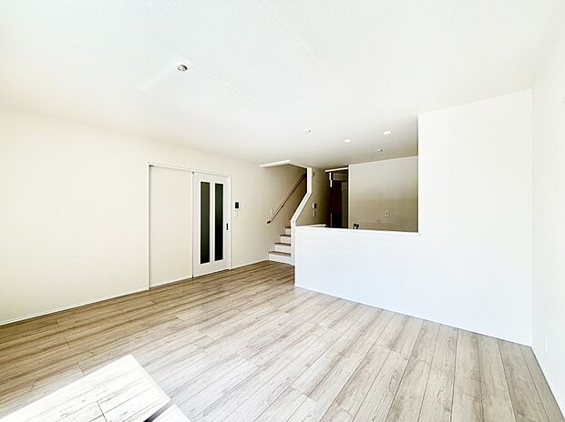 【リビングダイニング】明るい陽光が注ぎ、寛ぎの雰囲気に満たされるリビング・ダイニング。 