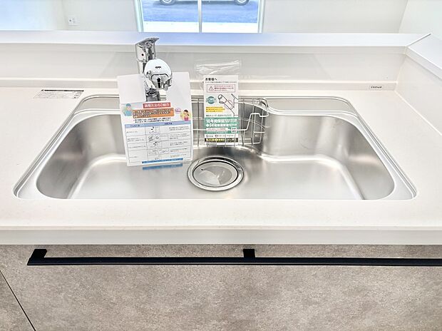 【その他設備(シンク)】広々としたシンクでお料理やお皿洗いもラクラク快適に！