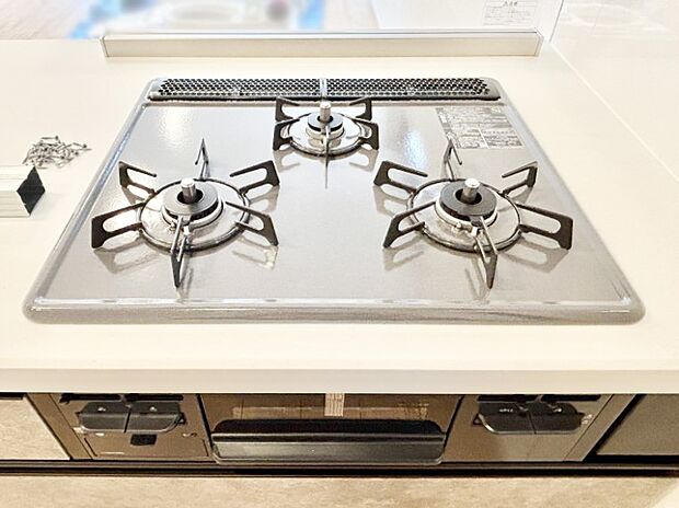 【その他設備(Siセンサーコンロ)】ガスコンロはSiセンサー搭載。火力調節や焦げ付き・消し忘れも防いでくれます。