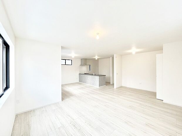 【ダイニング】明るい陽光が注ぎ、寛ぎの雰囲気に満たされるダイニング。   