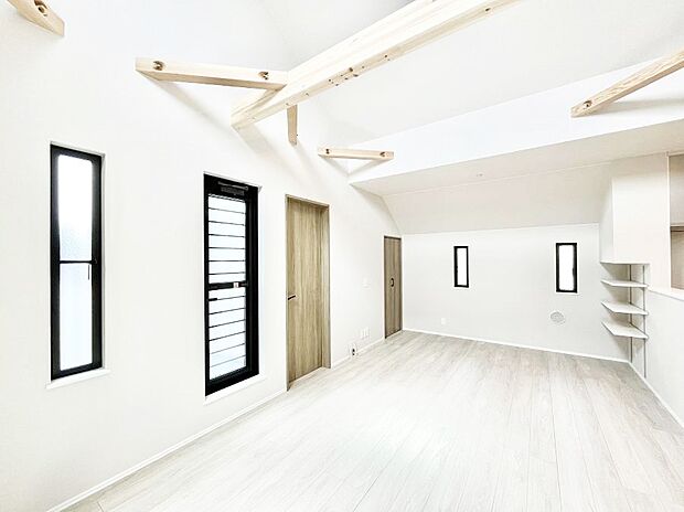 【リビングダイニング】大きな窓からたっぷりの陽光と風を感じられるリビング