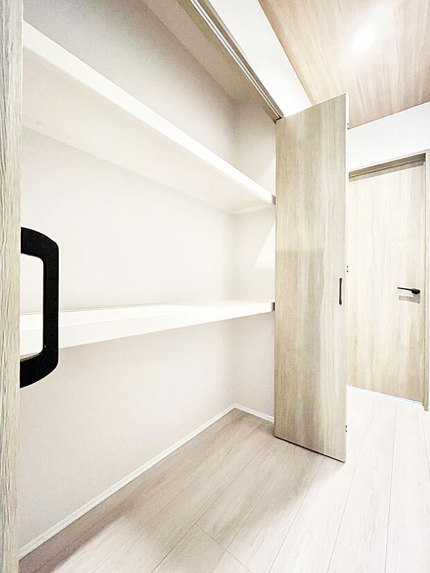 【その他設備(廊下収納)】掃除用具や生活雑貨の保管に便利な廊下収納