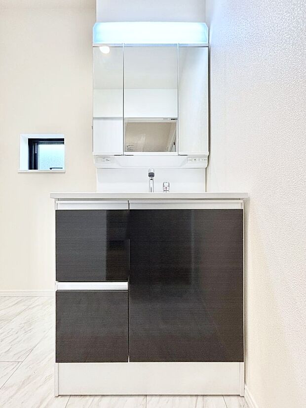 【洗面台・洗面所】大きく見やすい三面鏡で清潔感ある洗面台は、身だしなみチェックや肌のお手入れにおすすめです。