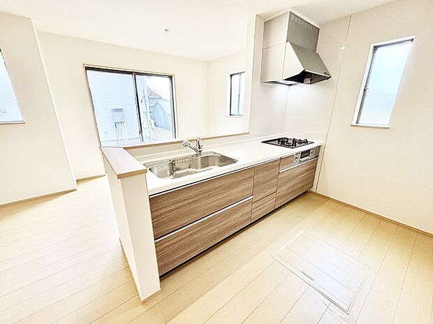 【ダイニングキッチン】料理をしながらご家族との会話を楽しめる対面カウンターキッチン