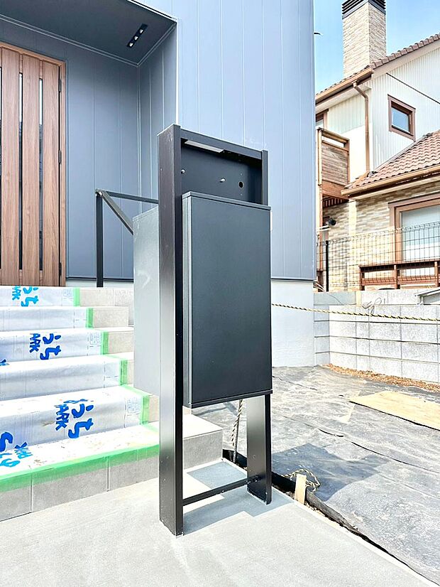 【その他現地】シンプルデザインのポスト。