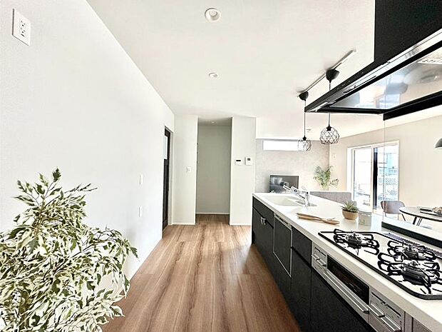 【キッチン】ゆとりあるキッチンではご家族と楽しくお料理ができます。