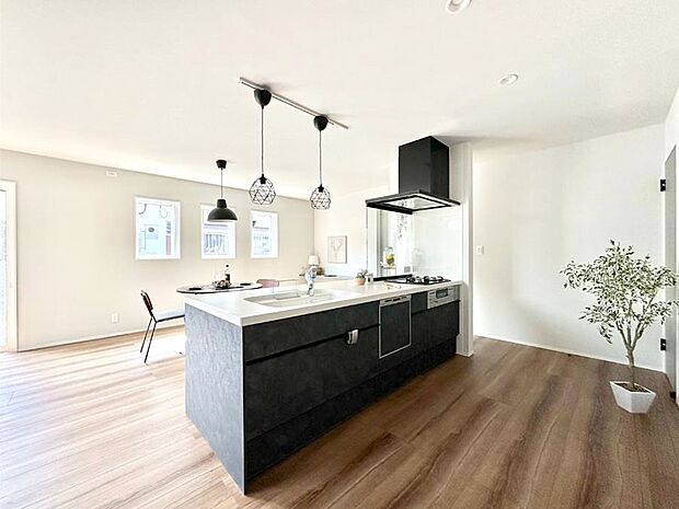 【ダイニングキッチン】料理をしながらでもご家族との会話を楽しめる対面キッチン