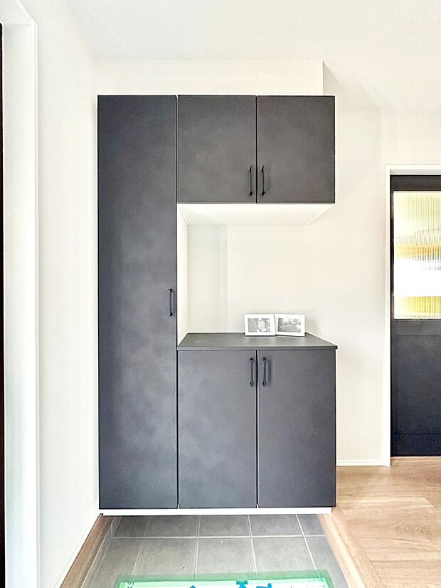 【その他設備(シューズボックス)】たっぷり収納できるシューズボックスで家族全員の靴も、玄関すっきり。