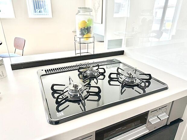 【その他設備(Siセンサーコンロ)】ガスコンロはSiセンサー搭載。火力調節や焦げ付き・消し忘れも防いでくれます。