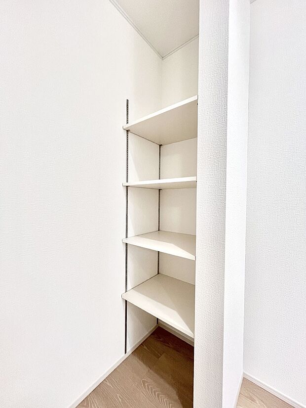 【その他設備(パントリー)】キッチンにはパントリー！食材のストックはもちろん、日用品の収納など使い方はいろいろ！