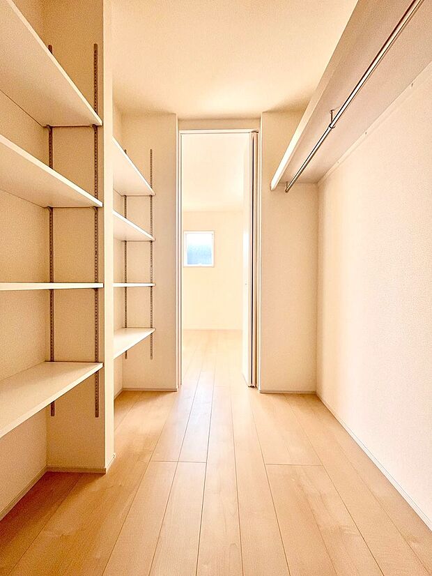 【その他設備(WIC)】リビングと廊下から出入りができます  