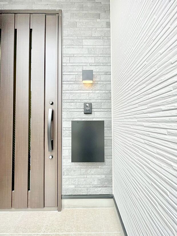 【その他現地】シンプルデザインのポスト。