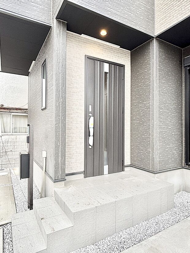 【玄関】大切な家族、来客を出迎える玄関。