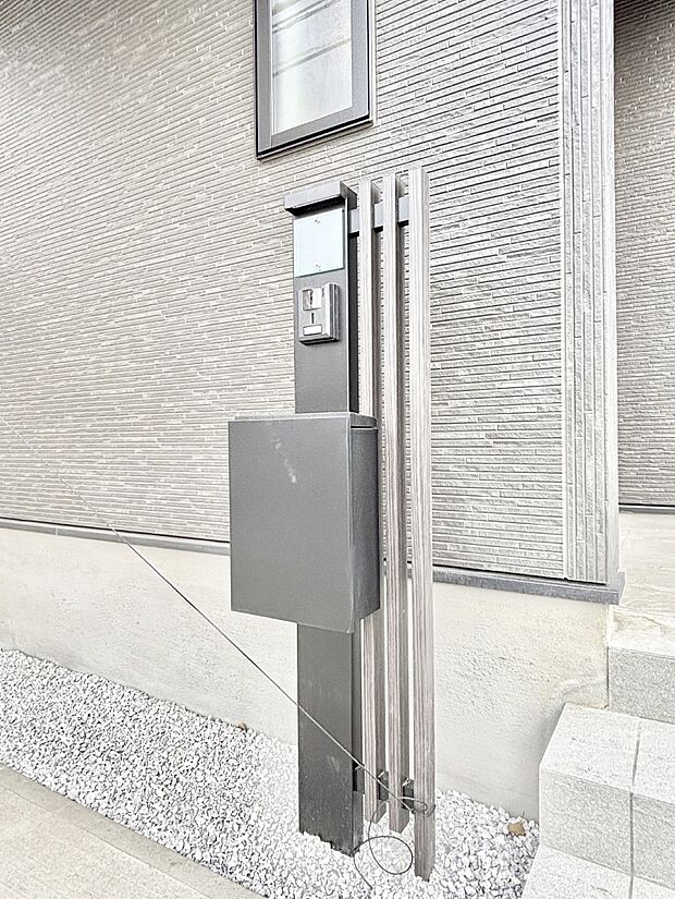 【その他現地】シンプルデザインのポスト。