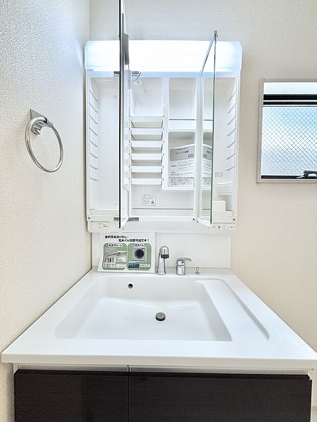 【その他設備(三面鏡裏収納)】三面鏡の裏に、化粧品や衛生用品などを収納可能。洗面台をすっきりと保ちます!