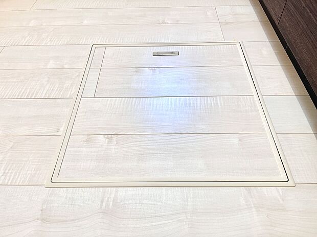 【その他設備(床下収納)】床下収納付き!日用品・非常用品の収納にも大活躍。