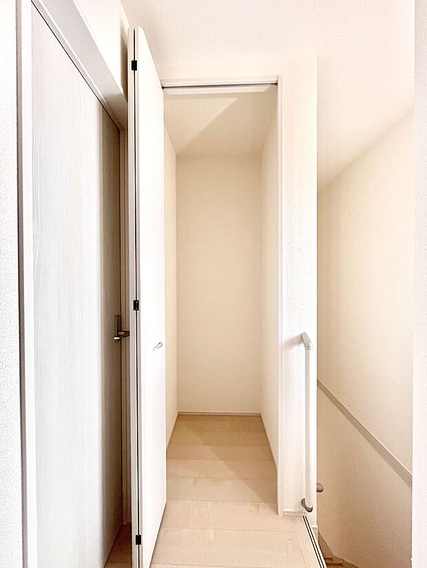 【その他設備(廊下収納)】廊下収納。掃除道具や季節の小物を収納することができます。