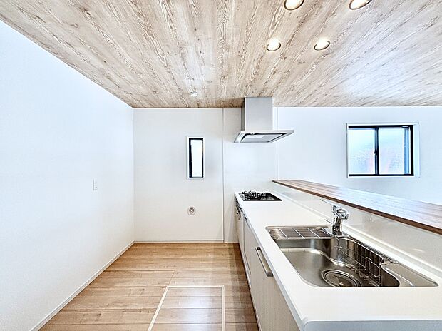 【ダイニングキッチン】ポップアップ天井が素敵なキッチン!窓があるので採光もとれ換気にも役立ちます。