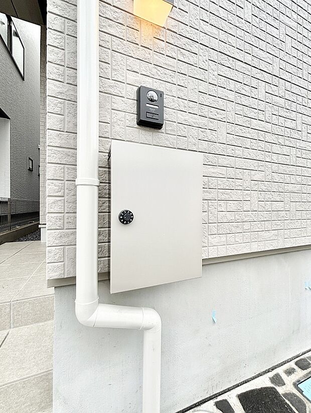 【その他現地】シンプルデザインのポスト。