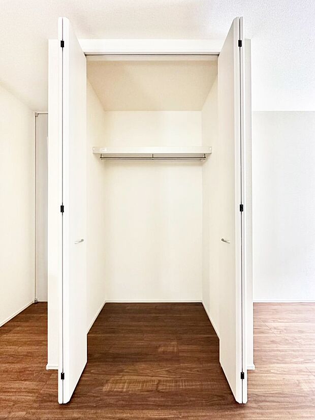 【その他設備(リビング収納)】リビング収納。ここに収納があると物が集まるLDKがスッキリ片付きそうですね。