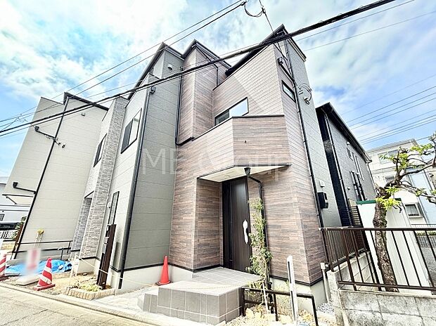 【現地外観写真】たっぷりの陽光と心地よい風が舞い込む住まい