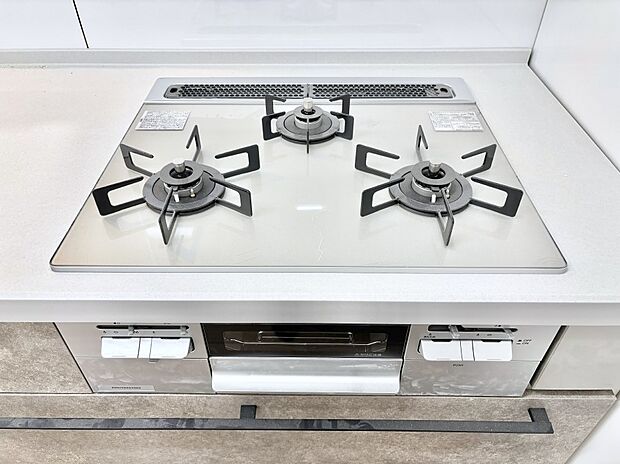 【その他設備(Siセンサーコンロ)】ガスコンロはSiセンサー搭載。火力調節や焦げ付き・消し忘れも防いでくれます。