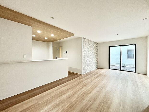 【ダイニング】明るい陽光が注ぎ、寛ぎの雰囲気に満たされるダイニング。