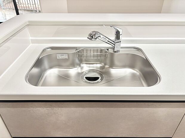 【その他設備(シンク)】広々としたシンクでお料理やお皿洗いもラクラク快適に!