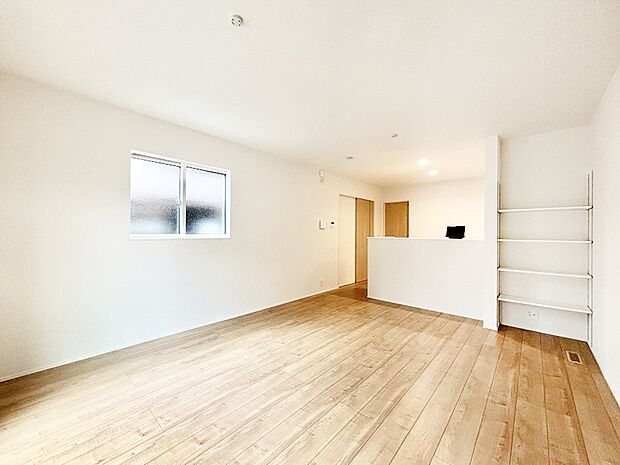 【リビングダイニング】明るい陽光が注ぎ、寛ぎの雰囲気に満たされるリビング・ダイニング。