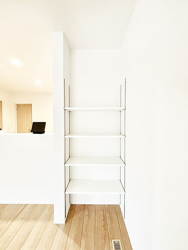 【その他設備(可動棚)】キッチンカウンターの横にも収納!物を飾ってもお洒落ですね