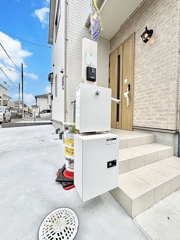 【その他現地】シンプルデザインのポスト。